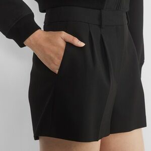 Babaton
Pleated Mini Short